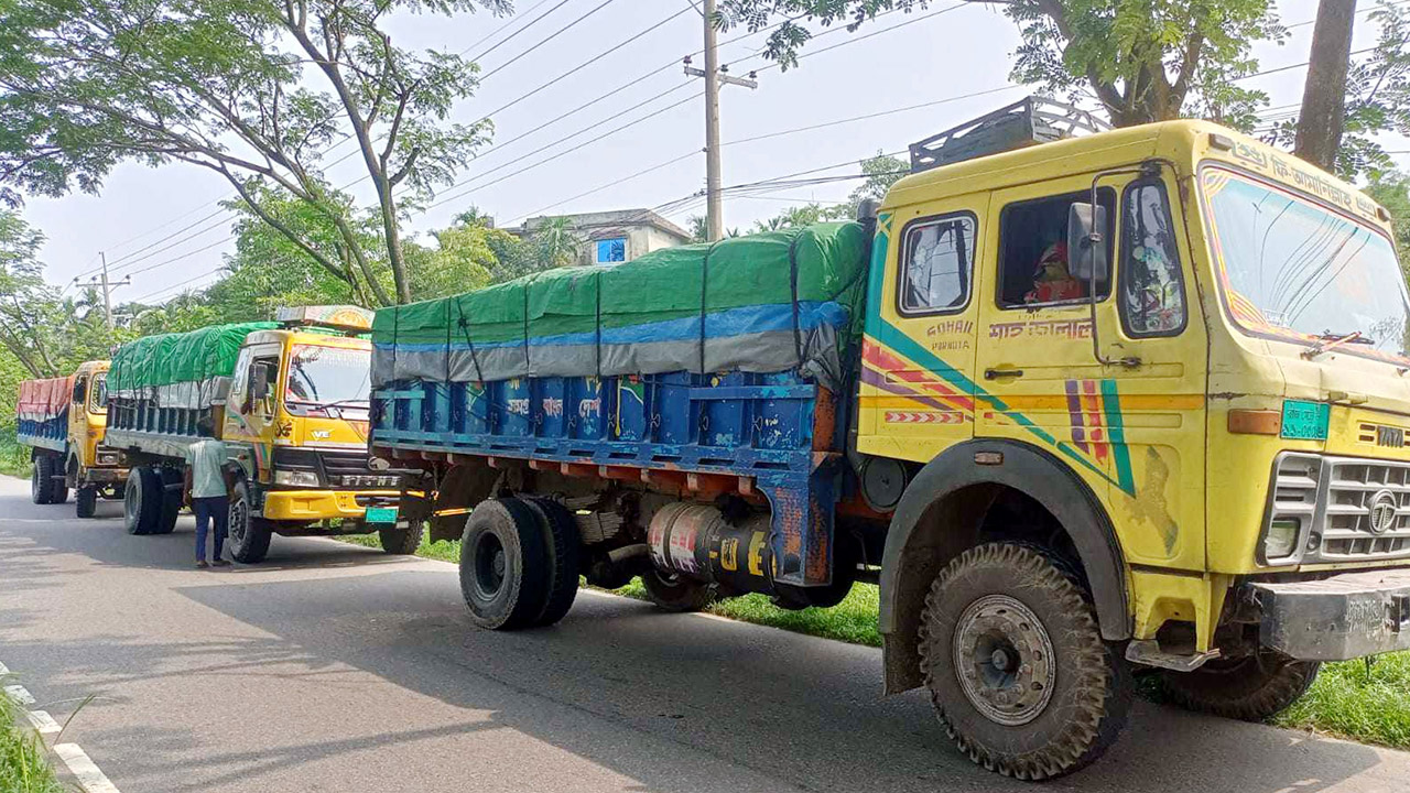 বন্যাদুর্গতদের পাশে দেশের মানুষ সক্রিয় হয়েছে