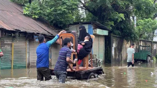 বাংলাদেশের ভয়াবহ বন্যায় বিপর্যস্ত ১২ জেলা, ৮জনের মৃত্যুর খবর পাওয়া গেছে