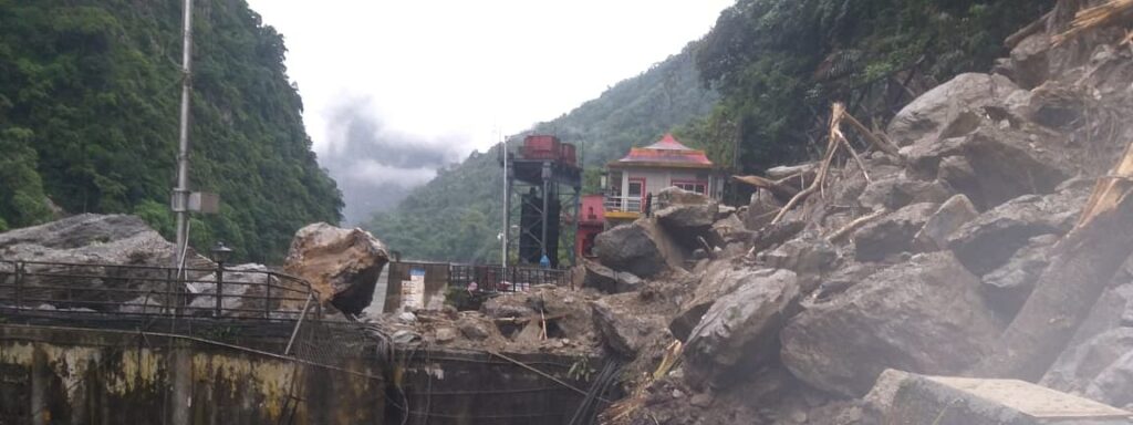 তিস্তা বাঁধ জলবিদ্যুৎ কেন্দ্রের ওপর পাহাড় ধসে পড়েছে