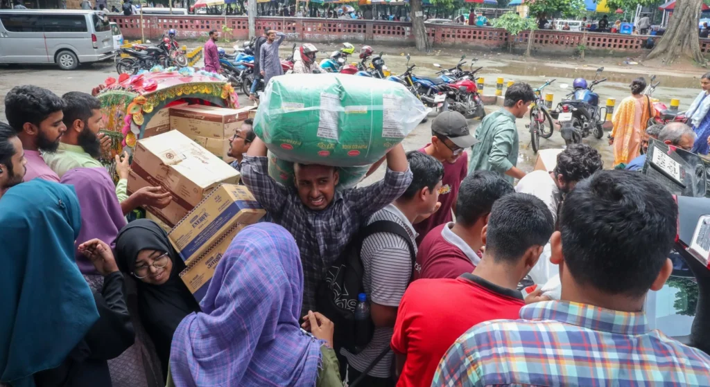 বন্যাদুর্গতদের পাশে দেশের মানুষ সক্রিয় হয়েছে