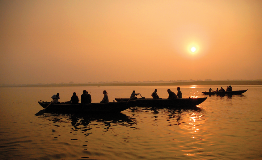 রাজশাহীর পদ্মা নদীতে নৌকাডুতে চারজনের মৃত্যু