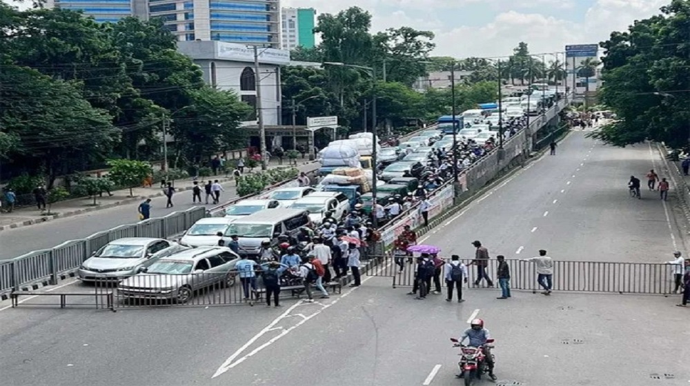 ঢাকার তেজগাঁও এলাকায় কারিগরি শিক্ষার্থীরা সড়ক তীব্র যানজটের সৃষ্টি হয়েছে